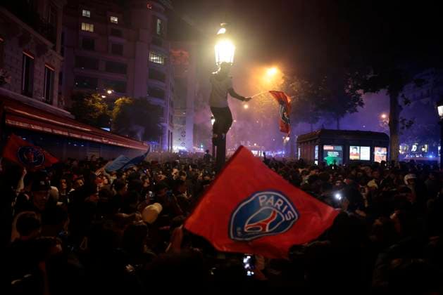 RECORD DATE NOT STATED SUPPORTERS PSG ARSENAL CHAMPIONS LEAGUE PHOTOPQR LE PARISIEN Olivier CORSAN ; Paris ; ; Paris, France, le 7 mai 2025. Supporters Supporteurs aux Champs-Elysées après la victoire du PSG 2 1 face à Arsenal FC lors de la demi-finale de Champions League 2025 de Football opposant le Paris Saint-Germain PSG à Arsenal photo : LP Olivier Corsan Paris, France, May 7, 2025. Supporters on the Champs-Élysées after PSG s 2-1 victory over Arsenal FC in the 2025 Champions League semi-final between Paris Saint-Germain PSG and Arsenal