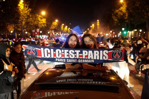 RECORD DATE NOT STATED SUPPORTERS PSG ARSENAL CHAMPIONS LEAGUE PHOTOPQR LE PARISIEN Olivier CORSAN ; Paris ; ; Paris, France, le 7 mai 2025. Supporters Supporteurs aux Champs-Elysées après la victoire du PSG 2 1 face à Arsenal FC lors de la demi-finale de Champions League 2025 de Football opposant le Paris Saint-Germain PSG à Arsenal photo : LP Olivier Corsan Paris, France, May 7, 2025. Supporters on the Champs-Élysées after PSG s 2-1 victory over Arsenal FC in the 2025 Champions League semi-final between Paris Saint-Germain PSG and Arsenal