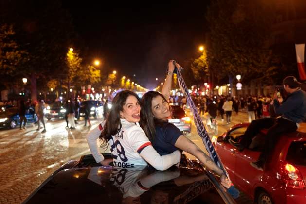 RECORD DATE NOT STATED SUPPORTERS PSG ARSENAL CHAMPIONS LEAGUE PHOTOPQR LE PARISIEN Olivier CORSAN ; Paris ; ; Paris, France, le 7 mai 2025. Supporters Supporteurs aux Champs-Elysées après la victoire du PSG 2 1 face à Arsenal FC lors de la demi-finale de Champions League 2025 de Football opposant le Paris Saint-Germain PSG à Arsenal photo : LP Olivier Corsan Paris, France, May 7, 2025. Supporters on the Champs-Élysées after PSG s 2-1 victory over Arsenal FC in the 2025 Champions League semi-final between Paris Saint-Germain PSG and Arsenal