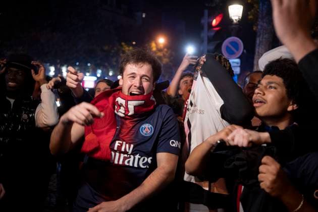 Paris Celebrates: PSG Reaches Champions League Final PSG supporters celebrate on the Champs-Elysees in Paris, France, on May 7, after their team s 2-1 victory over Arsenal at the Parc des Princes. Combined with their 1-0 win in the first leg, Paris Saint-Germain secures a place in the UEFA Champions League final--the second in the club s history. Paris France  Copyright: xStefanoxLorussox originalFilename:lorusso-notitle250507_npSbT.jpg