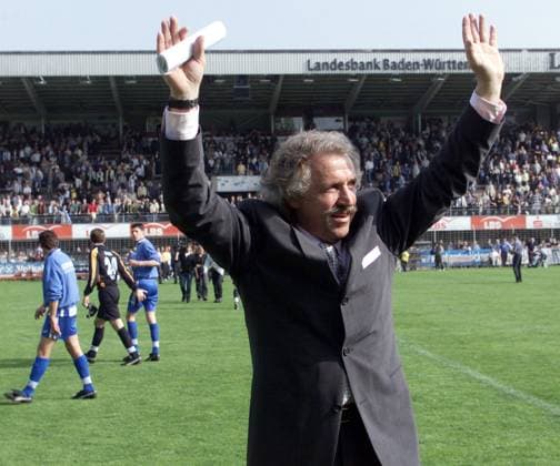 Archivbilder der Woche SPORT KW19 30.04.00 Stuttgarter Kickers - Fortuna Köln Deutschland, Stuttgart, 30.04.2000, Fussball, 2. Bundesliga, Stuttgarter Kickers- Fortuna Köln (2:1): Dragoslav Stepanovic (Trainer Stuttgarter Kickers). *** 30 04 00 Stuttgarter Kickers Fortuna Köln Germany, Stuttgart, 30 04 2000, Soccer, 2 Bundesliga, Stuttgarter Kickers Fortuna Köln 2 1 Dragoslav Stepanovic Coach Stuttgarter Kickers