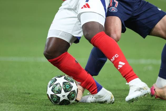 PSG v Arsenal UEFA Champions League 07 May 2025 Paris - UEFA Champions League - Paris Saint-Germain v Arsenal FC - the feet of Bukayo Saka of Arsenal as he controls the ball - (Photo: Mark Leech Paris UK Copyright: xMarkxLeechxOffside