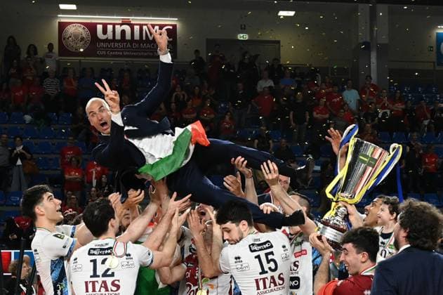 Bilder des Jahres 2025, Sport 05 Mai Sport Themen der Woche KW19 VOLLEY - Superlega Serie A - Playoff Scudetto - Final - Cucine Lube Civitanova vs Itas Trentino Itas Trentino s Head Coach Soli Fabio celebrations for the conquest of the title during Playoff Scudetto - Final - Cucine Lube Civitanova vs Itas Trentino, Volleyball Italian Serie A Men Superleague match in Civitanova Marche, Italy, May 07 2025 Civitanova Marche Italy  Copyright: xIPAxSport ABACAx