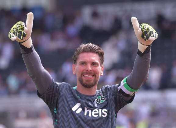 03.05.2025, xblx, Fussball 2.Bundesliga, SSV Ulm 1846 - Hannover 96 v.l. feiert feiern den Sieg mit den Fans, Ron-Robert Zieler (Hannover 96) DFL DFB REGULATIONS PROHIBIT ANY USE OF PHOTOGRAPHS as IMAGE SEQUENCES and or QUASI-VIDEO) Ulm