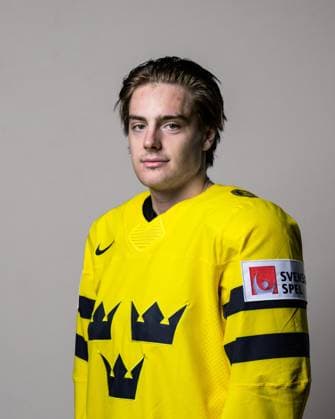 250508 Leo Carlsson of Sweden poses for a portrait ahead of the 2025 IIHF Ice hockey, Eishockey World Championship, WM, Weltmeisterschaft on May 8, 2025 in Stockholm. Editors note: Background has been retouched. Photo: Joel Marklund BILDBYRAN kod JM JM0670 bbeng ishockey ice hockey ishockey-vm 2025 vm 2025 iihf world championship porträtt sverige sweden Copyright: JOELxMARKLUND BB250508JM003