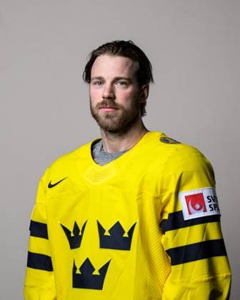 250508 Elias Lindholm of Sweden poses for a portrait ahead of the 2025 IIHF Ice hockey, Eishockey World Championship, WM, Weltmeisterschaft on May 8, 2025 in Stockholm. Editors note: Background has been retouched. Photo: Joel Marklund BILDBYRAN kod JM JM0670 bbeng ishockey ice hockey ishockey-vm 2025 vm 2025 iihf world championship porträtt sverige sweden Copyright: JOELxMARKLUND BB250508JM015