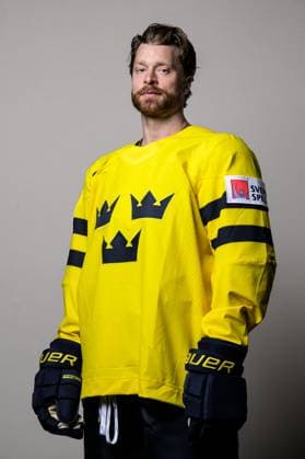 250508 Adam Larsson of Sweden poses for a portrait ahead of the 2025 IIHF Ice hockey, Eishockey World Championship, WM, Weltmeisterschaft on May 8, 2025 in Stockholm. Editors note: Background has been retouched. Photo: Joel Marklund BILDBYRAN kod JM JM0670 bbeng ishockey ice hockey ishockey-vm 2025 vm 2025 iihf world championship porträtt sverige sweden Copyright: JOELxMARKLUND BB250508JM024