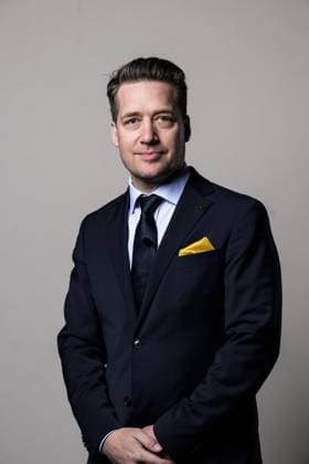 250508 Head coach Sam Hallam of Sweden poses for a portrait ahead of the 2025 IIHF Ice hockey, Eishockey World Championship, WM, Weltmeisterschaft on May 8, 2025 in Stockholm. Editors note: Background has been retouched. Photo: Joel Marklund BILDBYRAN kod JM JM0670 bbeng ishockey ice hockey ishockey-vm 2025 vm 2025 iihf world championship porträtt sverige sweden Copyright: JOELxMARKLUND BB250508JM027
