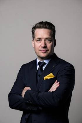250508 Head coach Sam Hallam of Sweden poses for a portrait ahead of the 2025 IIHF Ice hockey, Eishockey World Championship, WM, Weltmeisterschaft on May 8, 2025 in Stockholm. Editors note: Background has been retouched. Photo: Joel Marklund BILDBYRAN kod JM JM0670 bbeng ishockey ice hockey ishockey-vm 2025 vm 2025 iihf world championship porträtt sverige sweden Copyright: JOELxMARKLUND BB250508JM028