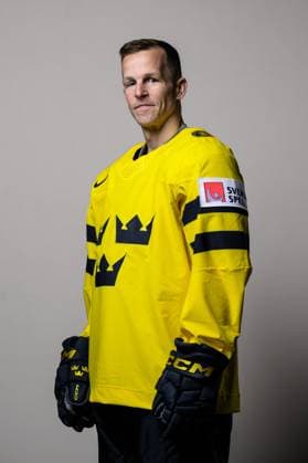 250508 Max Friberg of Sweden poses for a portrait ahead of the 2025 IIHF Ice hockey, Eishockey World Championship, WM, Weltmeisterschaft on May 8, 2025 in Stockholm. Editors note: Background has been retouched. Photo: Joel Marklund BILDBYRAN kod JM JM0670 bbeng ishockey ice hockey ishockey-vm 2025 vm 2025 iihf world championship porträtt sverige sweden Copyright: JOELxMARKLUND BB250508JM029