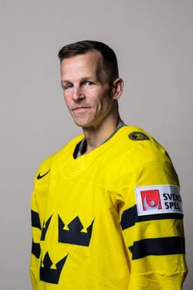 250508 Max Friberg of Sweden poses for a portrait ahead of the 2025 IIHF Ice hockey, Eishockey World Championship, WM, Weltmeisterschaft on May 8, 2025 in Stockholm. Editors note: Background has been retouched. Photo: Joel Marklund BILDBYRAN kod JM JM0670 bbeng ishockey ice hockey ishockey-vm 2025 vm 2025 iihf world championship porträtt sverige sweden Copyright: JOELxMARKLUND BB250508JM031