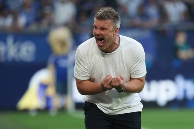 2. Bundesliga - FC Schalke 04 - SC Paderborn am 02.05.2025 in der Veltins-Arena auf Schalke Trainer Lukas Kwasniok (Paderborn) *** 2 Bundesliga FC Schalke 04 SC Paderborn on 02 05 2025 in the Veltins Arena at Schalke Coach Lukas Kwasniok Paderborn MH