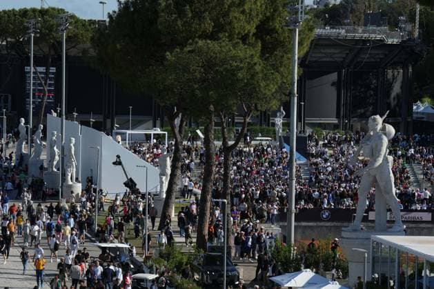 people walking through the foro italicoduring the 3th round Jessica Pegula (USA) against Ashlyn Krueger (USA) of the WTA, Tennis Damen Master 1000 Internazionali BNL d™Italia tournament at Foro Italico on May 08, 2025 (Alfredo Falcone LaPresse)  Copyright: xAlfredoxFalcone LaPressex
