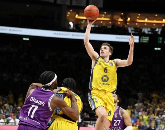 Sport Themen der Woche KW19 Sport Bilder des Tages Chuba Ohams, David McCormack, Malte Delow am Ball Zweikampf Spielszene Aktion Basketball BBL Bundesliga Herren 33. Spieltag Saison 2024 2025 08.05.2025 ALBA Berlin vs BG Göttingen *** Chuba Ohams, David McCormack, Malte Delow on the ball duel Game scene Action Sport Basketball BBL Bundesliga Men 33 Matchday Season 2024 2025 08 05 2025 ALBA Berlin vs BG Göttingen