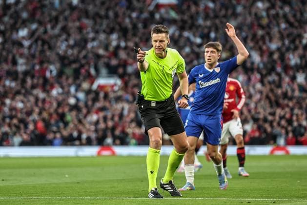 UEFA Europa League Semi-final Manchester United, ManU v Athletic Bilbao Referee Daniel Siebert gives no penalty during the UEFA Europa League Semi-final match Manchester United vs Athletic Bilbao at Old Trafford, Manchester, United Kingdom, 8th May 2025 (Photo by Mark Cosgrove News Images) Manchester Old Trafford Greater Manchester United Kingdom Copyright: xMarkxCosgrove NewsxImagesx