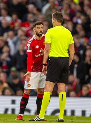 Football - UEFA Europa League - Semi-Final 2nd Leg - Manchester United, ManU FC v Athletic Club Bilbao MANCHESTER, ENGLAND - Thursday, May 8, 2025: Manchester United s captain Bruno Fernandes speaks to referee Daniel Siebert during the UEFA Europa League Semi-Final 2nd Leg match between Manchester United FC and Athletic Bilbao at Old Trafford. (Photo by David Rawcliffe Propaganda) MANCHESTER Old Trafford GREATER MANCHESTER ENGLAND  Copyright: xDavidxRawcliffex P2025-05-08-Man_Utd_Athletic-18