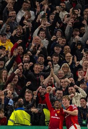 Football - UEFA Europa League - Semi-Final 2nd Leg - Manchester United, ManU FC v Athletic Club Bilbao MANCHESTER, ENGLAND - Thursday, May 8, 2025: Manchester United s Amad Diallo takes a selfie with a supporter s phone as he celebrates after scoring his side s third goal during the UEFA Europa League Semi-Final 2nd Leg match between Manchester United FC and Athletic Bilbao at Old Trafford. (Photo by David Rawcliffe Propaganda) MANCHESTER Old Trafford GREATER MANCHESTER ENGLAND  Copyright: xDavidxRawcliffex P2025-05-08-Man_Utd_Athletic-75