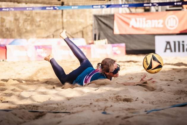 Beachvolleyball Frauen Allianz German Beach Tour 2025 Tourstop Düsseldorf 08.05.2025 Nina Interwies verpasst den Ball Düsseldorf Robert-Lehr-Ufer Nordrhein-Westfalen Deutschland