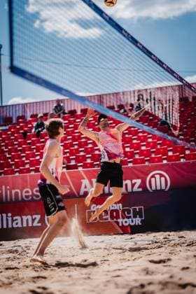 Beachvolleyball Männer Allianz German Beach Tour 2025 Tourstop Düsseldorf 08.05.2025 Tilo Backhaus beim Angriff Düsseldorf Robert-Lehr-Ufer Nordrhein-Westfalen Deutschland