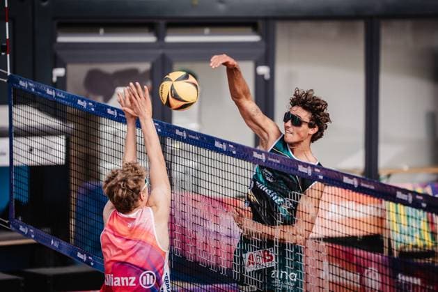 Beachvolleyball Männer Allianz German Beach Tour 2025 Tourstop Düsseldorf 08.05.2025 Hennes Nissen beim Angriff Düsseldorf Robert-Lehr-Ufer Nordrhein-Westfalen Deutschland