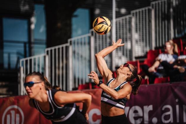 Beachvolleyball Frauen Allianz German Beach Tour 2025 Tourstop Düsseldorf 08.05.2025 Aufschlag von Leonie Klinke Düsseldorf Robert-Lehr-Ufer Nordrhein-Westfalen Deutschland