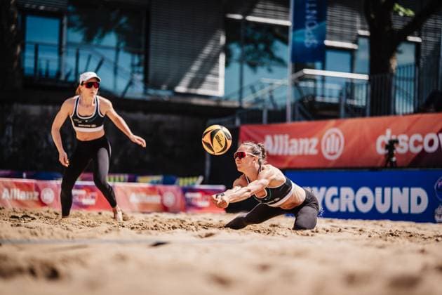 Beachvolleyball Frauen Allianz German Beach Tour 2025 Tourstop Düsseldorf 08.05.2025 Sophie Sarnighausen spielt den Ball Düsseldorf Robert-Lehr-Ufer Nordrhein-Westfalen Deutschland