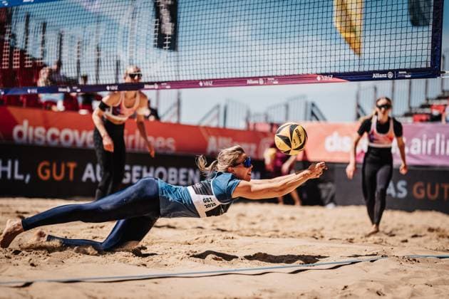 Beachvolleyball Frauen Allianz German Beach Tour 2025 Tourstop Düsseldorf 08.05.2025 Nina Interwies springt zum Ball Düsseldorf Robert-Lehr-Ufer Nordrhein-Westfalen Deutschland