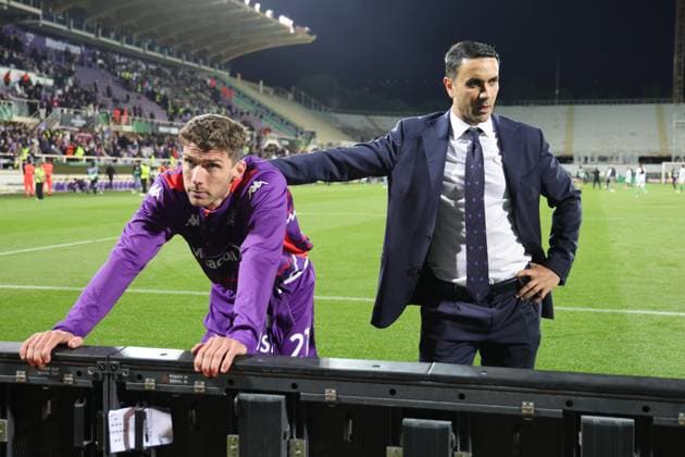 Sport Themen der Woche KW19 Sport Bilder des Tages Fußball, ECL, AC Florenz - Betis Sevilla ACF Fiorentina v Real Betis Balompie - UEFA Conference League 2024 25 Semi Final Second Leg Robin Gosens and Raffaele Palladino of ACF Fiorentina during the second leg of the UEFA Conference League semi-final between ACF Fiorentina and Real Betis Balompie on May 8 ,2025 at Stadium Artemio Franchi, Florence , Italy florence ITALIA  Copyright: xAndreaxMartinix originalFilename:martini-acffiore250508_npasT.jpg