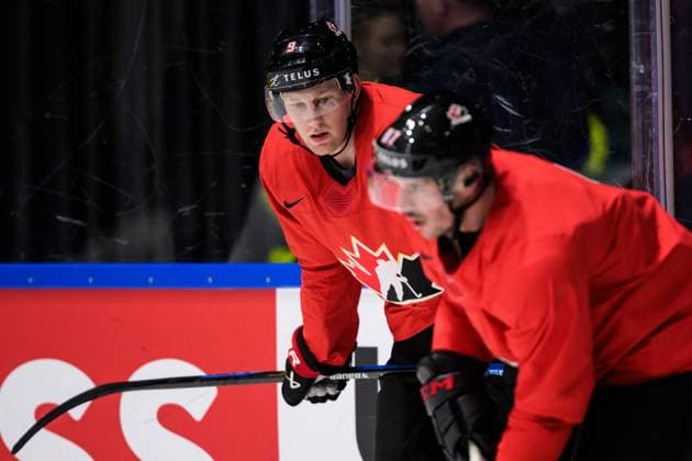 Eishockey, WM, Nationalteam Kanada Training 250509 Nathan MacKinnon and Sidney Crosby of Canada at a practice session during the 2025 IIHF Ice hockey, Eishockey World Championship, WM, Weltmeisterschaft on May 9, 2025 in Stockholm. Photo: Joel Marklund BILDBYRAN kod JM JM0673 bbeng ishockey ice hockey ishockey-vm 2025 vm 2025 iihf world championship träning practice kanada canada Copyright: JOELxMARKLUND BB250509JM012