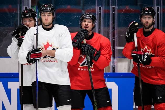 Eishockey, WM, Nationalteam Kanada Training 250509 Ryker Evans, Will Cuylle, Sidney Crosby and Adam Fantilli of Canada at a practice session during the 2025 IIHF Ice hockey, Eishockey World Championship, WM, Weltmeisterschaft on May 9, 2025 in Stockholm. Photo: Joel Marklund BILDBYRAN kod JM JM0673 bbeng ishockey ice hockey ishockey-vm 2025 vm 2025 iihf world championship träning practice kanada canada Copyright: JOELxMARKLUND BB250509JM014
