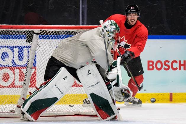 Eishockey, WM, Nationalteam Kanada Training 250509 Goaltender Marc-Andre Fleury and Sidney Crosby of Canada at a practice session during the 2025 IIHF Ice hockey, Eishockey World Championship, WM, Weltmeisterschaft on May 9, 2025 in Stockholm. Photo: Joel Marklund BILDBYRAN kod JM JM0673 bbeng ishockey ice hockey ishockey-vm 2025 vm 2025 iihf world championship träning practice kanada canada Copyright: JOELxMARKLUND BB250509JM015