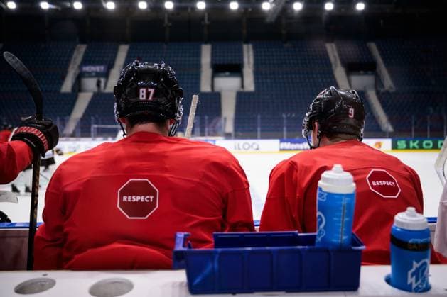 Eishockey, WM, Nationalteam Kanada Training 250509 Sidney Crosby and Nathan MacKinnon of Canada at a practice session during the 2025 IIHF Ice hockey, Eishockey World Championship, WM, Weltmeisterschaft on May 9, 2025 in Stockholm. Photo: Joel Marklund BILDBYRAN kod JM JM0673 bbeng ishockey ice hockey ishockey-vm 2025 vm 2025 iihf world championship träning practice kanada canada Copyright: JOELxMARKLUND BB250509JM018