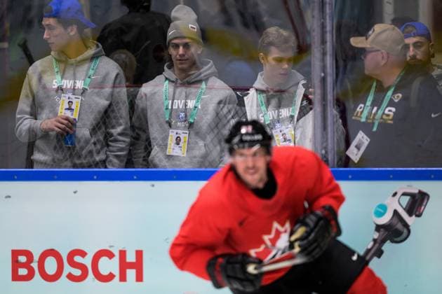 Eishockey, WM, Nationalteam Kanada Training 250509 Urban Podrekar of Slovenia watch Sidney Crosby of Canada at a practice session during the 2025 IIHF Ice hockey, Eishockey World Championship, WM, Weltmeisterschaft on May 9, 2025 in Stockholm. Photo: Joel Marklund BILDBYRAN kod JM JM0673 bbeng ishockey ice hockey ishockey-vm 2025 vm 2025 iihf world championship träning practice kanada canada Copyright: JOELxMARKLUND BB250509JM028