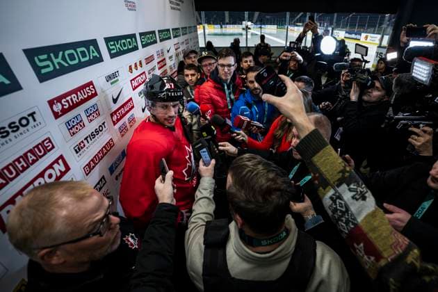 Eishockey, WM, Nationalteam Kanada Training 250509 Sidney Crosby of Canada in the mixed zone after a practice session during the 2025 IIHF Ice hockey, Eishockey World Championship, WM, Weltmeisterschaft on May 9, 2025 in Stockholm. Photo: Maxim ThorÃ BILDBYRAN kod MT JM0673 bbeng ishockey ice hockey ishockey-vm 2025 vm 2025 iihf world championship träning practice kanada canada Copyright: MAXIMxTHORE BB250509MT012