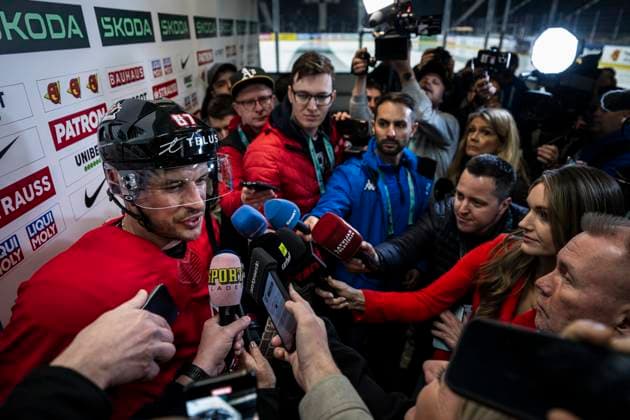 Sport Bilder des Tages Eishockey, WM, Nationalteam Kanada Training 250509 Sidney Crosby of Canada in the mixed zone after a practice session during the 2025 IIHF Ice hockey, Eishockey World Championship, WM, Weltmeisterschaft on May 9, 2025 in Stockholm. Photo: Maxim ThorÃ BILDBYRAN kod MT JM0673 bbeng ishockey ice hockey ishockey-vm 2025 vm 2025 iihf world championship träning practice kanada canada Copyright: MAXIMxTHORE BB250509MT013