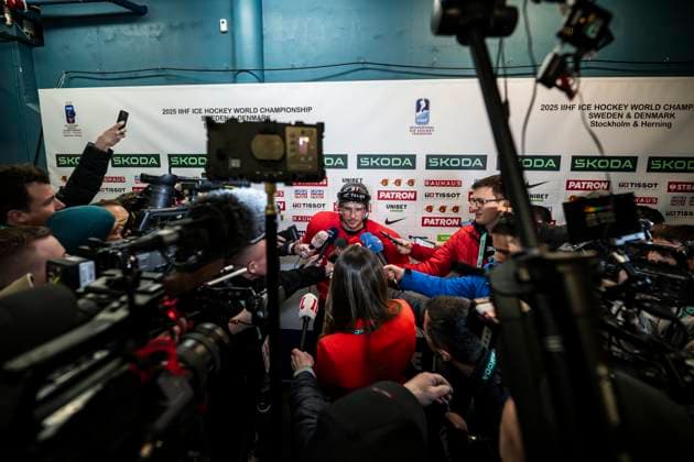 Eishockey, WM, Nationalteam Kanada Training 250509 Sidney Crosby of Canada in the mixed zone after a practice session during the 2025 IIHF Ice hockey, Eishockey World Championship, WM, Weltmeisterschaft on May 9, 2025 in Stockholm. Photo: Maxim ThorÃ BILDBYRAN kod MT JM0673 bbeng ishockey ice hockey ishockey-vm 2025 vm 2025 iihf world championship träning practice kanada canada Copyright: MAXIMxTHORE BB250509MT014