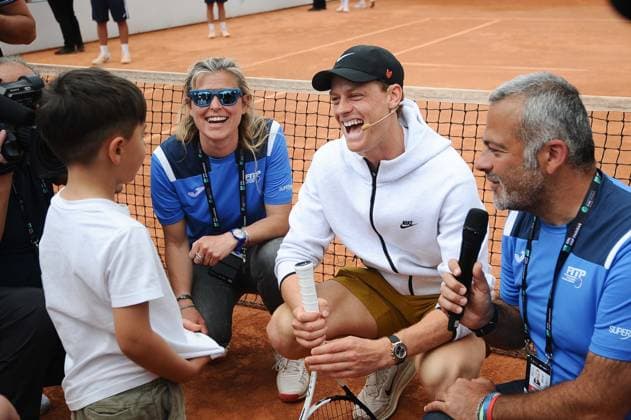 Sport Themen der Woche KW19 Sport Bilder des Tages Foto IPP Cavaliere Emiliano. Roma 09 05 2025. Tennis Internazionali d Italia 2025. Nella foto: Jannik Sinner palleggia con i bambini al Kids Village. Italy Photo Press - World Copyright italy ITALY  Copyright: xR4924_italyphotopressx
