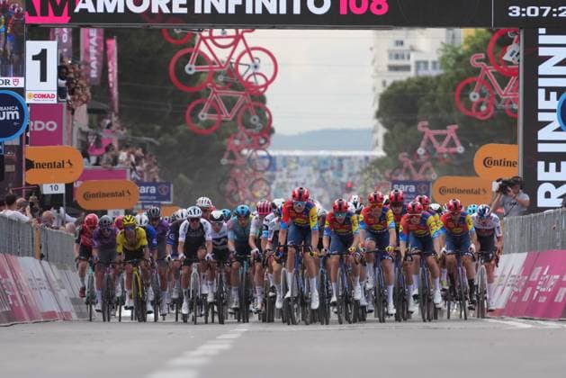 Sport Bilder des Tages The pack rides during the stage 1 of the Giro d™Italia from Durazzo (Durres) to Tirana (Tirane), Albania- Friday, May 9, 2025. - cycling.  Copyright: xGianxMattiaxD Alberto LaPresse Lx