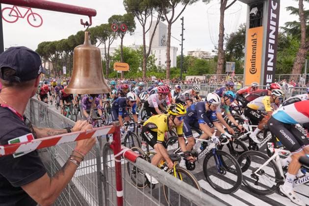 The pack rides last lap during the stage 1 of the Giro d™Italia from Durazzo (Durres) to Tirana (Tirane), Albania- Friday, May 9, 2025. - cycling.  Copyright: xMassimoxPaolone LaPressex