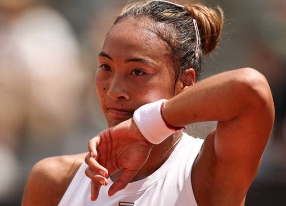 (250509) -- ROME, May 9, 2025 -- Zheng Qinwen reacts during the women s singles 2nd round match between Zheng Qinwen of China and Olga Danilovic of Serbia at the WTA, Tennis Damen Italian Open in Rome, Italy, May 9, 2025. ) (SP)ITALY-ROME-TENNIS-WTA-ITALIAN OPEN-WOMEN S SINGLES LixJing 