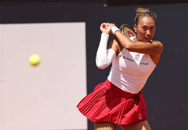 Sport Themen der Woche KW19 Sport Bilder des Tages (250509) -- ROME, May 9, 2025 -- Zheng Qinwen returns a shot during the women s singles 2nd round match between Zheng Qinwen of China and Olga Danilovic of Serbia at the WTA, Tennis Damen Italian Open in Rome, Italy, May 9, 2025. ) (SP)ITALY-ROME-TENNIS-WTA-ITALIAN OPEN-WOMEN S SINGLES LixJing 