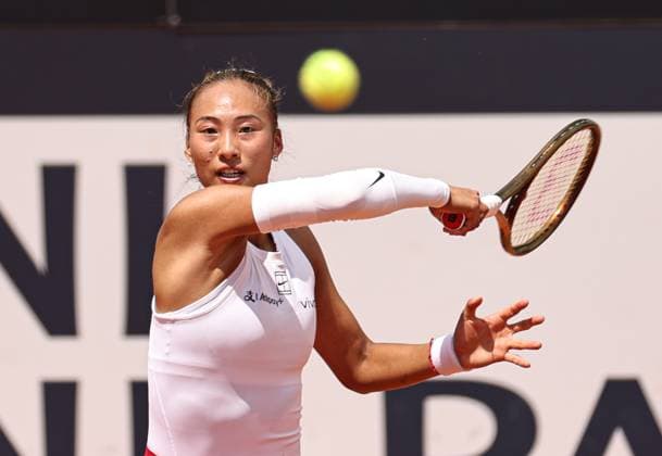 (250509) -- ROME, May 9, 2025 -- Zheng Qinwen returns a shot during the women s singles 2nd round match between Zheng Qinwen of China and Olga Danilovic of Serbia at the WTA, Tennis Damen Italian Open in Rome, Italy, May 9, 2025. ) (SP)ITALY-ROME-TENNIS-WTA-ITALIAN OPEN-WOMEN S SINGLES LixJing 