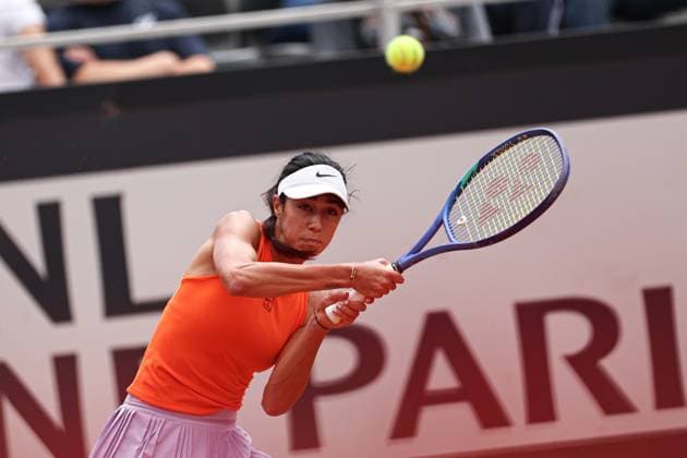 (250509) -- ROME, May 9, 2025 -- Olga Danilovic returns a shot during the women s singles 2nd round match between Zheng Qinwen of China and Olga Danilovic of Serbia at the WTA, Tennis Damen Italian Open in Rome, Italy, May 9, 2025. ) (SP)ITALY-ROME-TENNIS-WTA-ITALIAN OPEN-WOMEN S SINGLES LixJing 