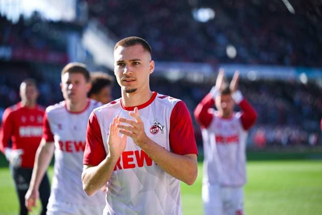 09.05.2025, Fussball, 2. Bundesliga, 33. Spieltag Saison 2024 2025, 1.FC Nürnberg - 1.FC Köln, Die Spieler des 1.Fc Köln gehen vor dem Spiel zu den Fans, Tim Lemperle (1. FC Köln) xRHR-FOTO TKx