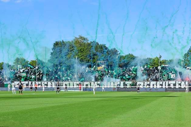 Sport Bilder des Tages Die Fans des SC Preussen Muenster zeigen eine Choreographie und zuenden Pyrotechnik, 2. Bundesliga, Preußen Münster vs Hertha BSC, Preußenstadion am 09. May 2025 in Münster, Deutschland. (Foto von Marco Steinbrenner DeFodi Images) The fans of SC Preussen Muenster show a choreography and use pyrotechnics, 2. Bundesliga, Preußen Münster vs Hertha BSC, Preußenstadion, May 9, 2025 in Münster, Germany. (Photo by Marco Steinbrenner DeFodi Images) DFB DFL REGULATIONS PROHIBIT ANY USE OF PHOTOGRAPHS AS IMAGE SEQUENCES AND OR QUASI-VIDEO.