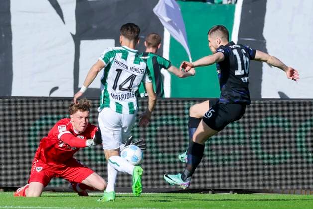 Torhueter Johannes Schenk (SC Preussen Muenster), Charalambos Makridis (SC Preussen Muenster) und Jonjoe Kenny (Hertha BSC Berlin) kaempfen um den Ball, 2. Bundesliga, Preußen Münster vs Hertha BSC, Preußenstadion am 09. May 2025 in Münster, Deutschland. (Foto von Marco Steinbrenner DeFodi Images) Torhueter Johannes Schenk (SC Preussen Muenster), Charalambos Makridis (SC Preussen Muenster) und Jonjoe Kenny (Hertha BSC Berlin) battle for the ball, 2. Bundesliga, Preußen Münster vs Hertha BSC, Preußenstadion, May 9, 2025 in Münster, Germany. (Photo by Marco Steinbrenner DeFodi Images) DFB DFL REGULATIONS PROHIBIT ANY USE OF PHOTOGRAPHS AS IMAGE SEQUENCES AND OR QUASI-VIDEO.
