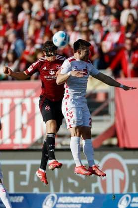 Sport Bilder des Tages Kopfballduell zwischen Fabio Gruber (1.FC Nuernberg, 4) (l) und Jan Thielmann (1. FC Koeln, 29). 09.05.2025, Fussball, 2. Bundesliga, 1. FC Nürnberg - 1. FC Köln, GER, Nuernberg, Max-Morlock-Stadion, DFL REGULATIONS PROHIBIT ANY USE OF PHOTOGRAPHS AS IMAGE SEQUENCES AND OR QUASI-VIDEO.