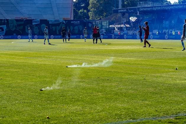 09.05.2025, Preussen Münster vs. Hertha BSC, 2. Bundesliga, 33. Spieltag Rauch Dunst Nebel - Schlechte Bedingungen zum Anpfiff nach der Pyro Choreo der Münster Fans Wichtiger Hinweis: Gemaess den Vorgaben der DFL Deutsche Fussball Liga bzw. des DFB Deutscher Fussball-Bund ist es untersagt, in dem Stadion und oder vom Spiel angefertigte Fotoaufnahmen in Form von Sequenzbildern und oder videoaehnlichen Fotostrecken zu verwerten
