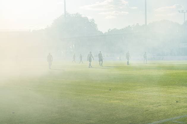 09.05.2025, Preussen Münster vs. Hertha BSC, 2. Bundesliga, 33. Spieltag Rauch Dunst Nebel - Schlechte Bedingungen zum Anpfiff nach der Pyro Choreo der Münster Fans Wichtiger Hinweis: Gemaess den Vorgaben der DFL Deutsche Fussball Liga bzw. des DFB Deutscher Fussball-Bund ist es untersagt, in dem Stadion und oder vom Spiel angefertigte Fotoaufnahmen in Form von Sequenzbildern und oder videoaehnlichen Fotostrecken zu verwerten