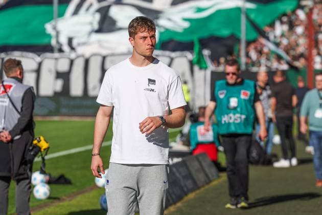 Sport Bilder des Tages 09.05.2025, Fussball, Saison 2024 2025, 2. Bundesliga, 33. Spieltag, Preussen Münster - Hertha BSC, Tjark Ernst (Hertha BSC) verletzte sich beim Aufwärmen. Münster LVM Arena NRW Deutschland xRHR-FOTO TRx